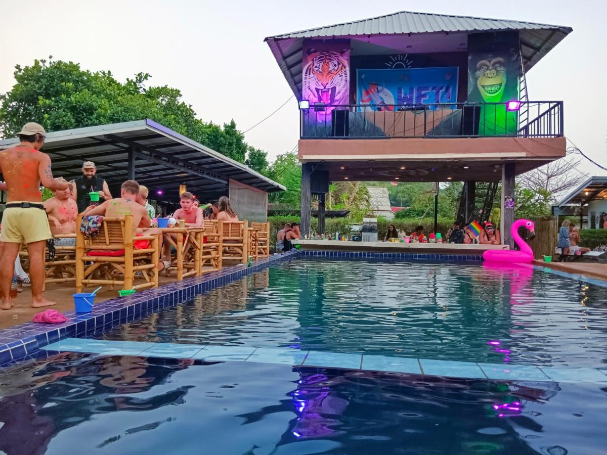 Wet! A Pool Party Hostel By Wild & Wandering Хаад Рин Екстериор снимка