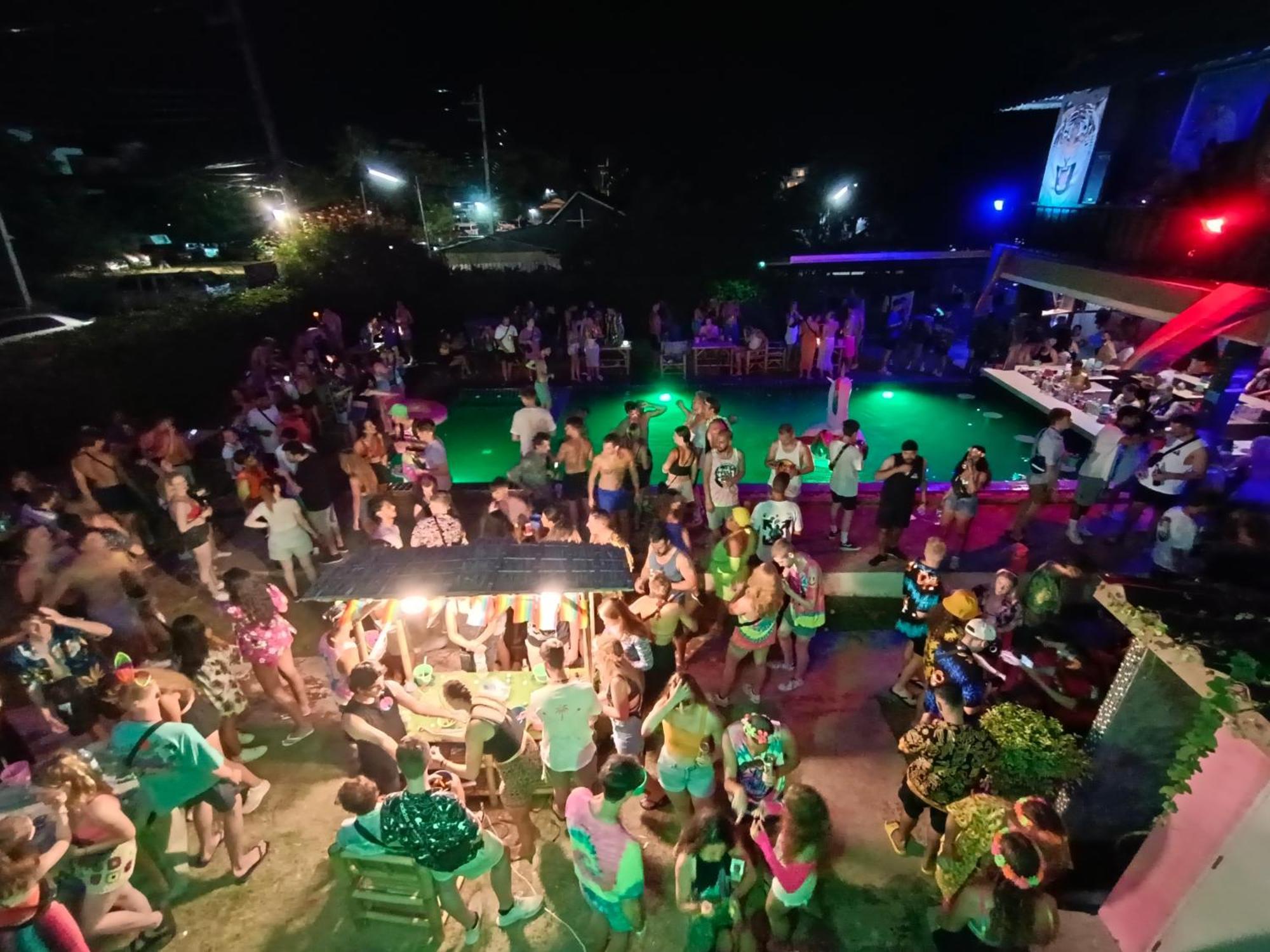 Wet! A Pool Party Hostel By Wild & Wandering Хаад Рин Екстериор снимка