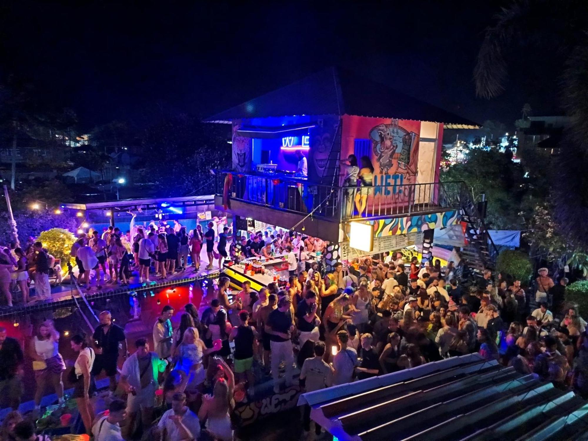 Wet! A Pool Party Hostel By Wild & Wandering Хаад Рин Екстериор снимка