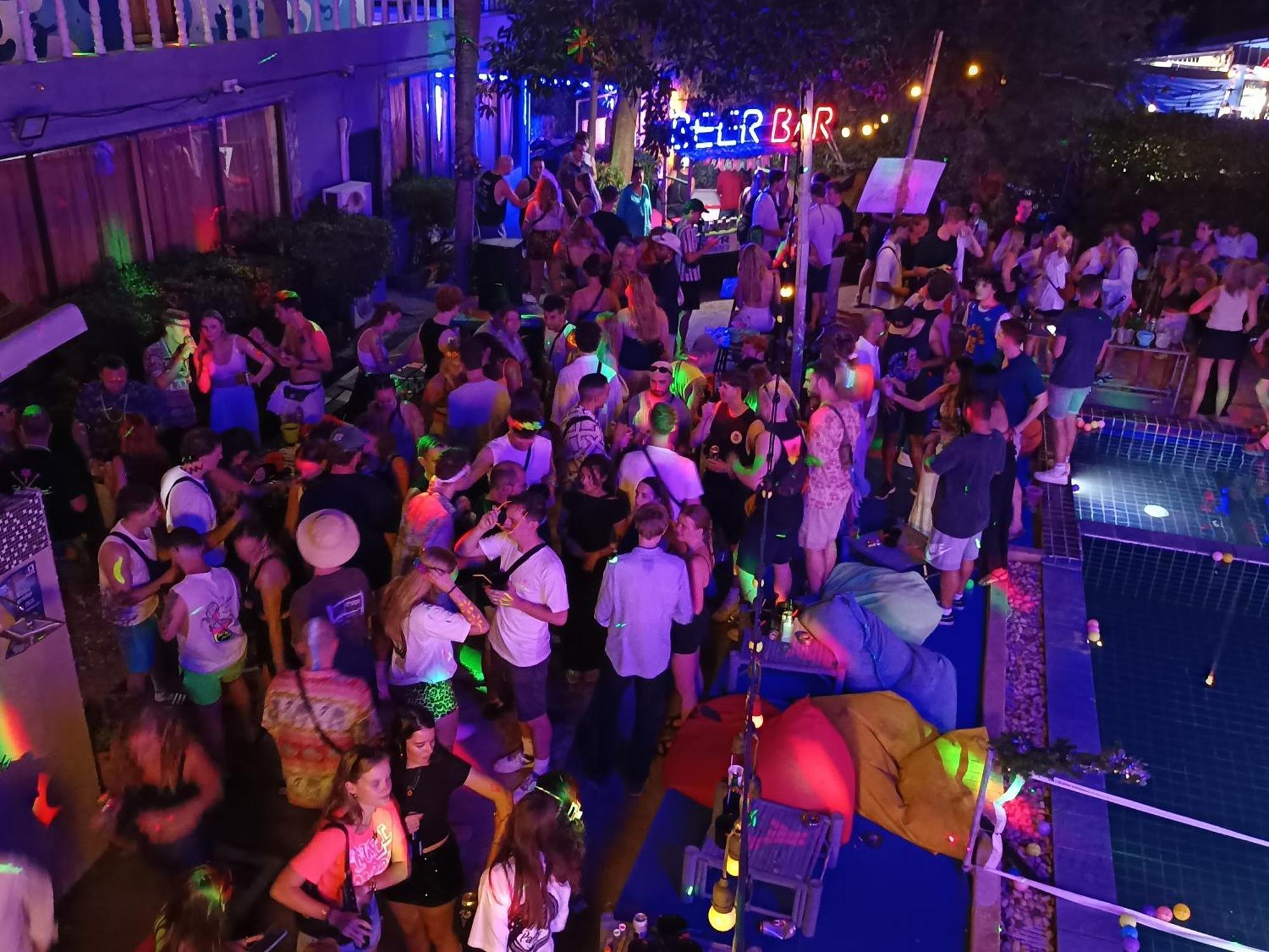 Wet! A Pool Party Hostel By Wild & Wandering Хаад Рин Екстериор снимка